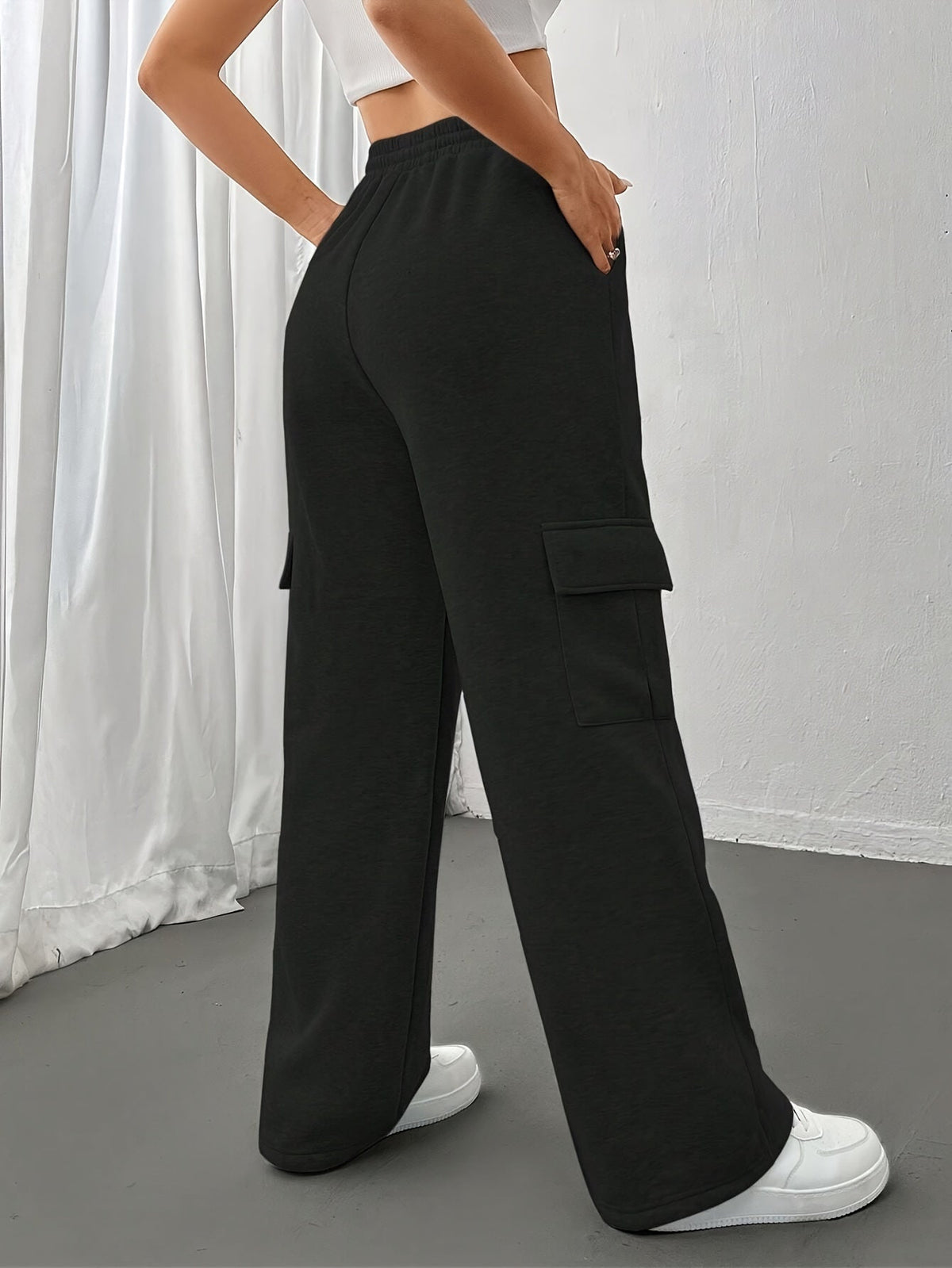 Relaxed Cargo Sweatpants with Adjustable Drawstring and Side Pockets