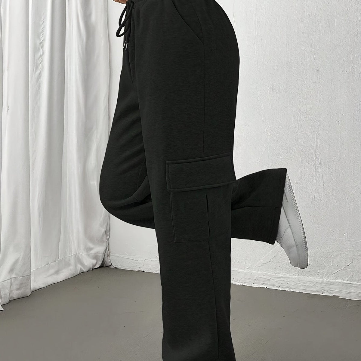 Relaxed Cargo Sweatpants with Adjustable Drawstring and Side Pockets
