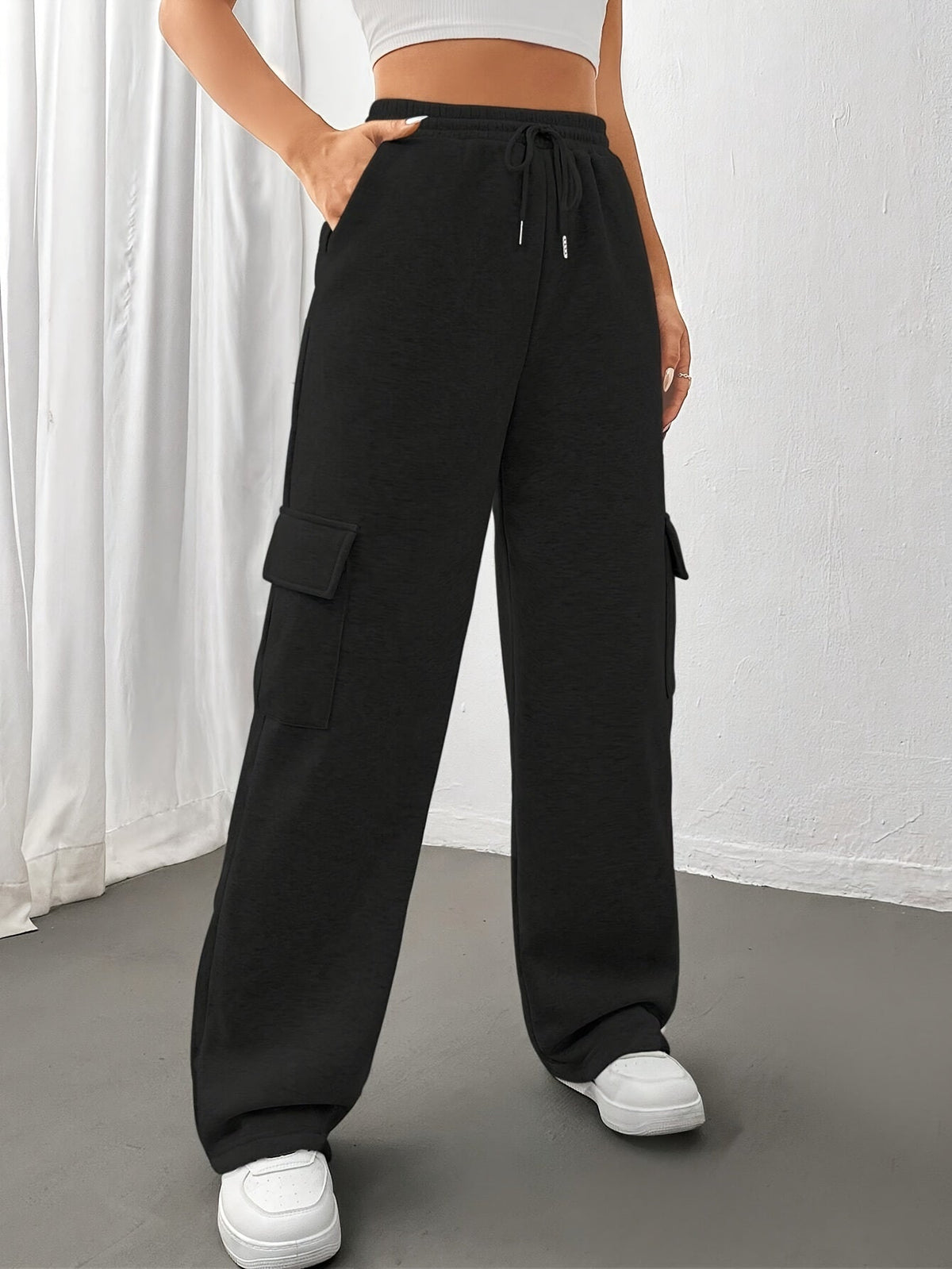 Relaxed Cargo Sweatpants with Adjustable Drawstring and Side Pockets