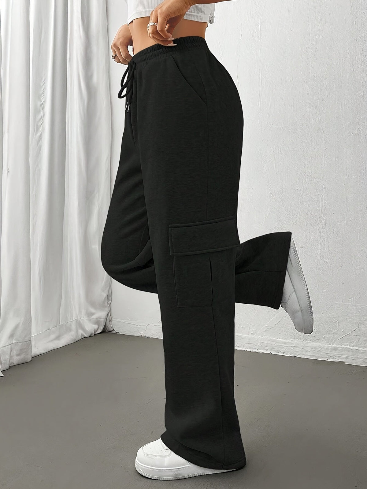 Relaxed Cargo Sweatpants with Adjustable Drawstring and Side Pockets